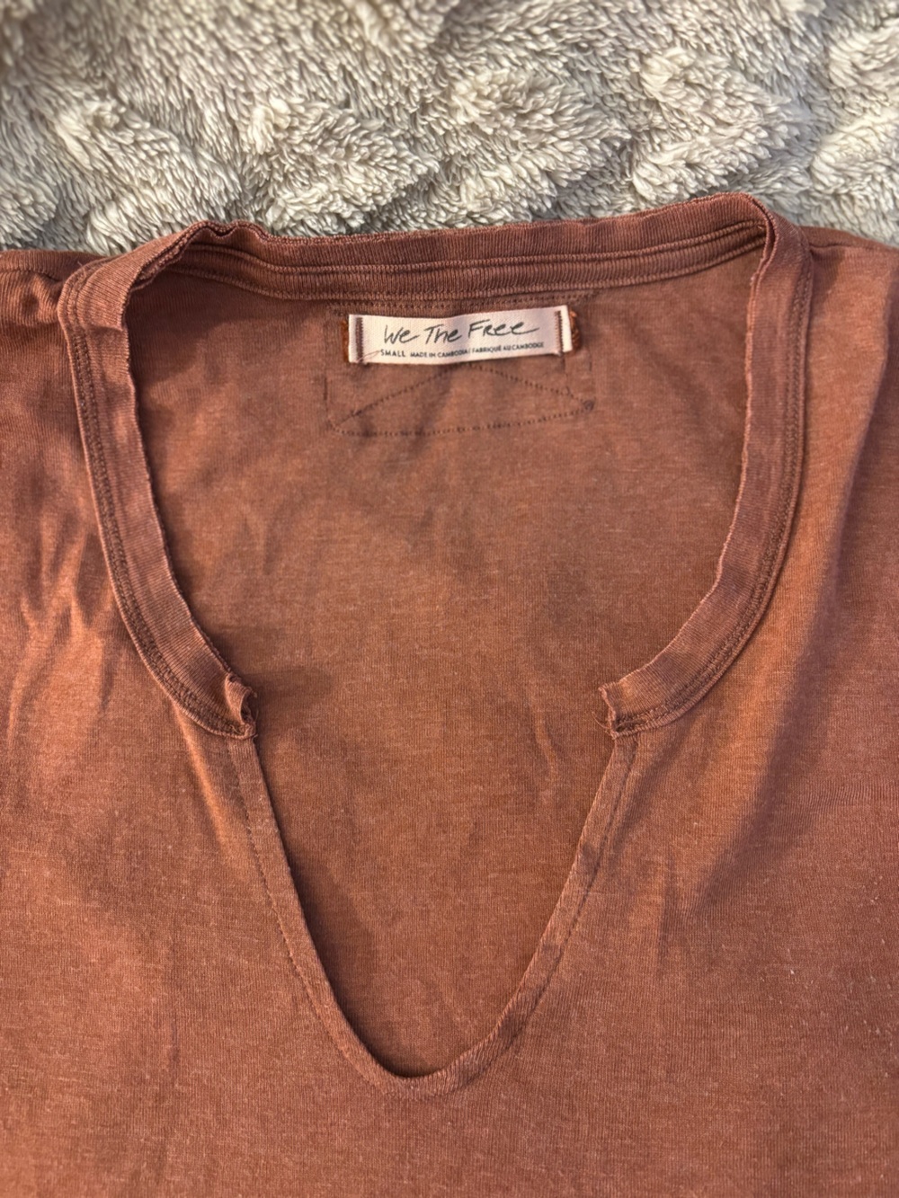 Women’s Short Sleeve V-Neck Top - Rust Brown - Picture 5 of 6